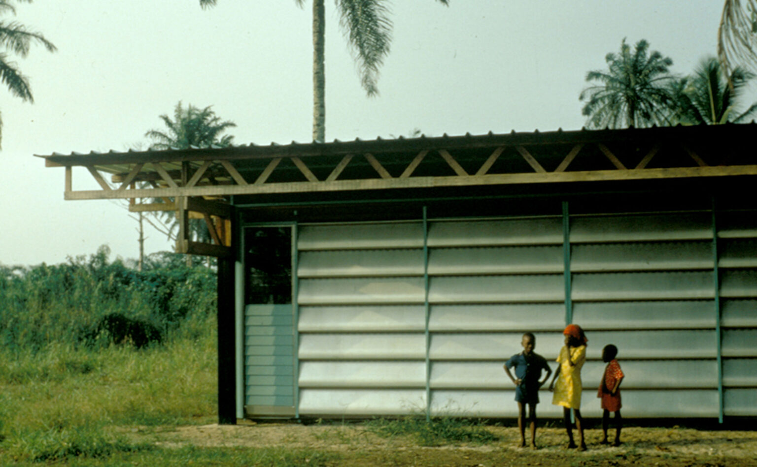 Standard Tropical Timber-Framed Housing - Cameroon Archives 1964 – Jean Prouvé, photo 3