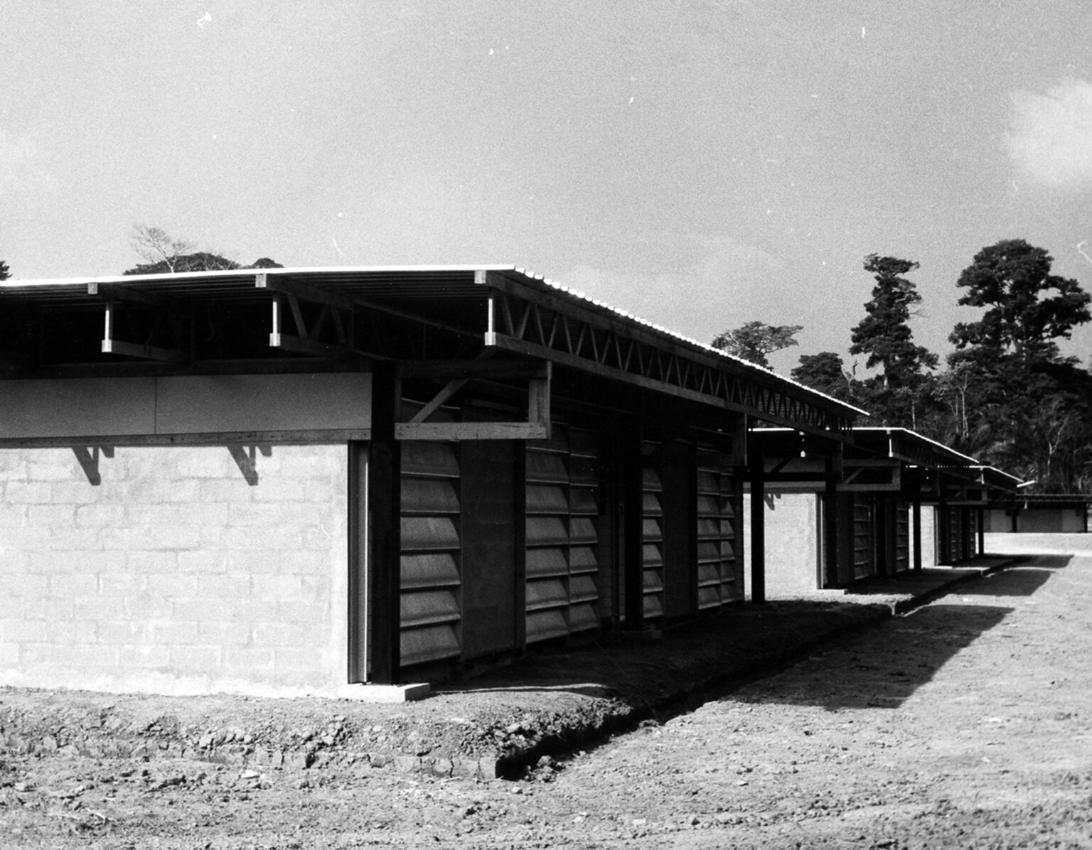 Standard Tropical Timber-Framed Housing - Cameroon Archives 1964 – Jean Prouvé, photo 9