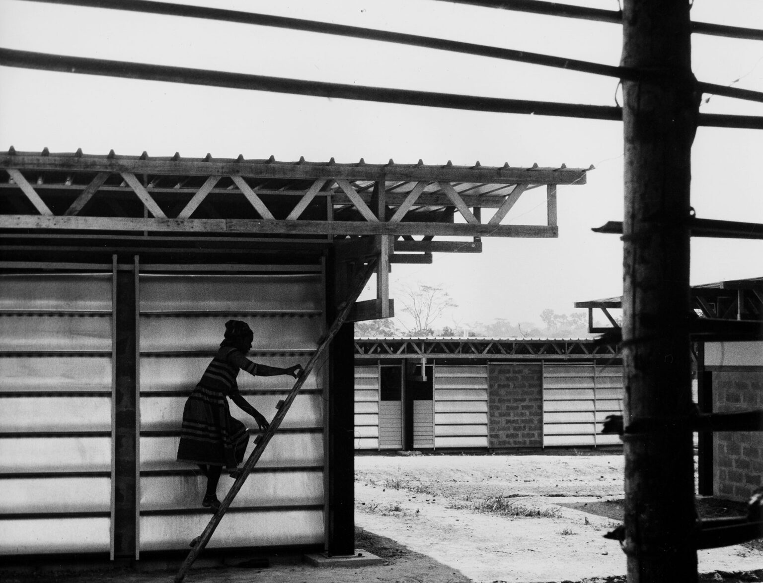 Standard Tropical Timber-Framed Housing - Cameroon Archives 1964 – Jean Prouvé, photo 7