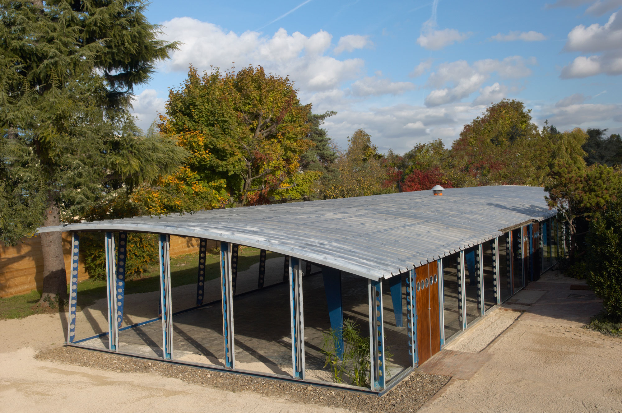 Jean-Prouve-Structure-nomade-bleue-massy-01