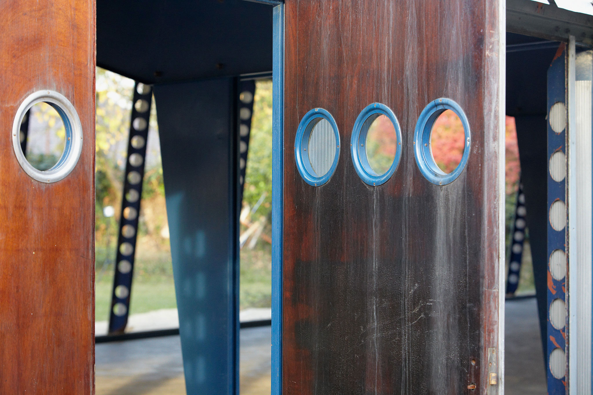 Jean-Prouve-Structure-nomade-bleue-web-09