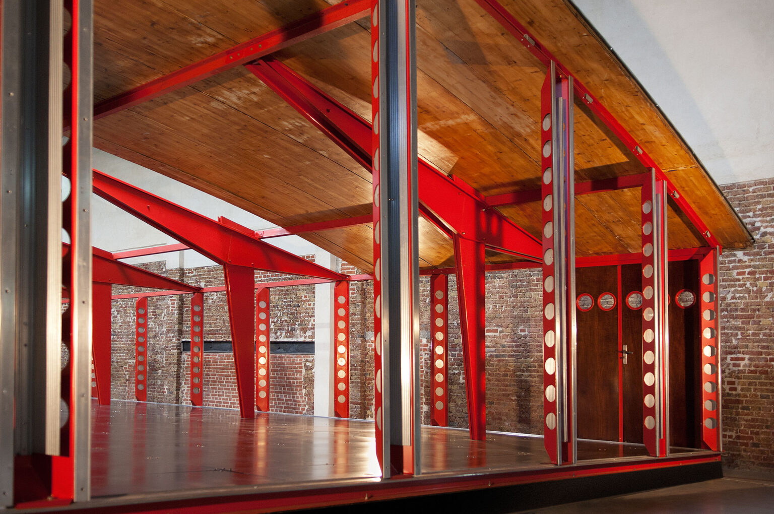 Small red nomadic structure – Jean Prouvé, photo 3