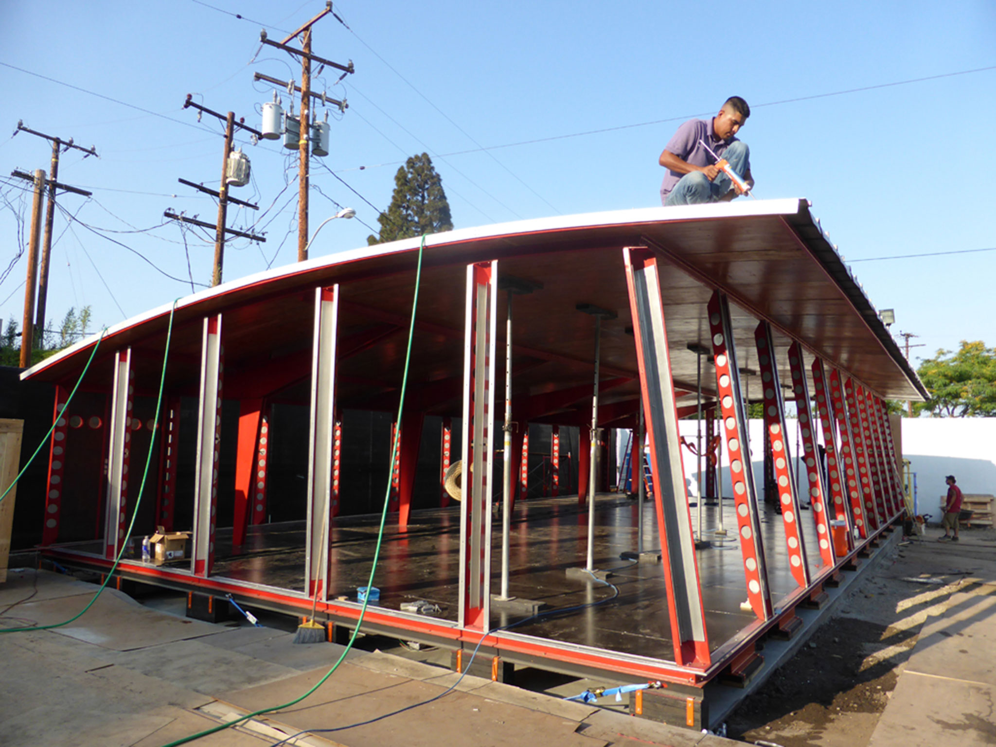 Jean-Prouve-Structure-nomade-rouge-web-06