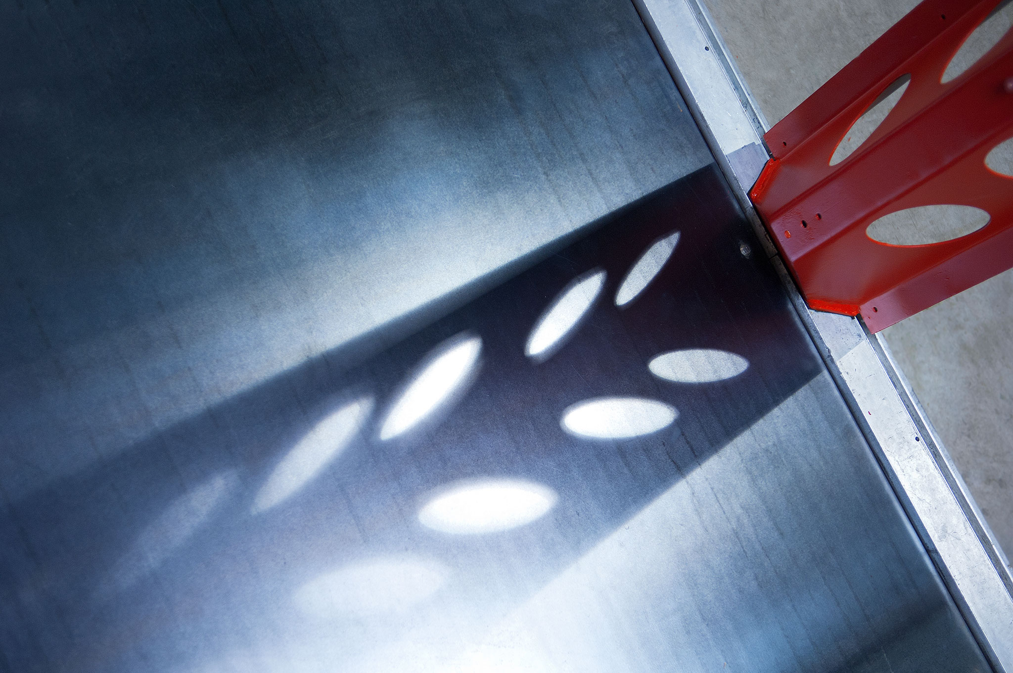 Jean-Prouve-Structure-nomade-rouge-web-14