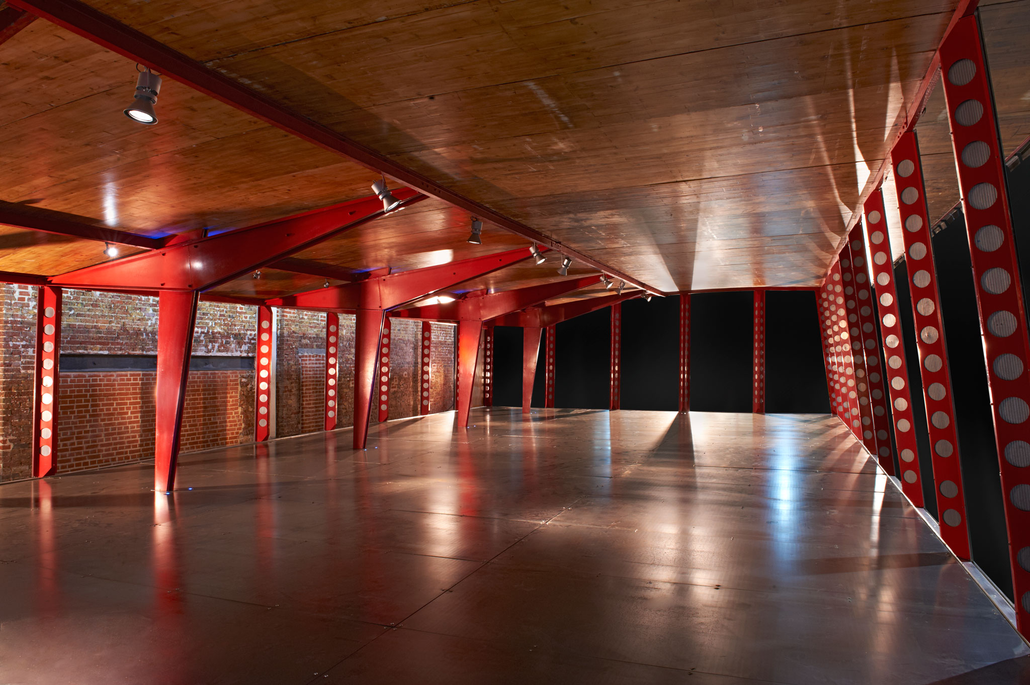 Jean-Prouve-Structure-nomade-rouge-web-20