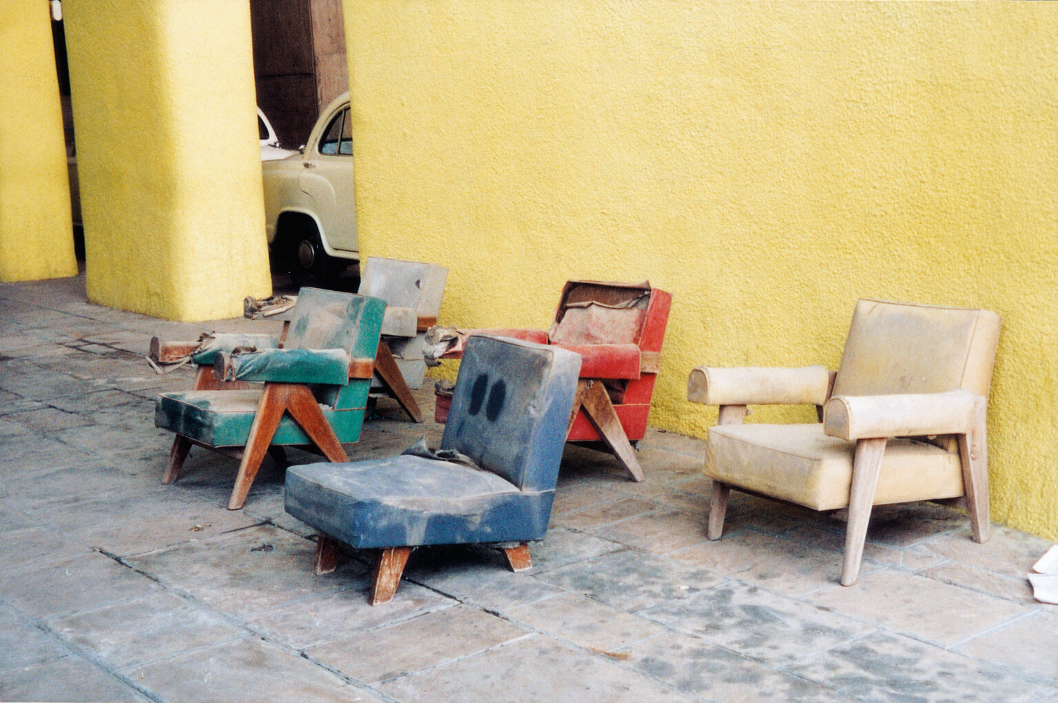 Pair of armchairs and sofa – Pierre Jeanneret & Le Corbusier, photo 7